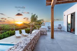 a villa with a view of the sunset at Exclusieve villa LXRY Brakkeput in Willemstad