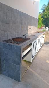 - un barbecue sur le côté du bâtiment dans l'établissement Villa Regina en Villas Camino Real cerca de las dunas de Chachalacas, à Ursulo Galván