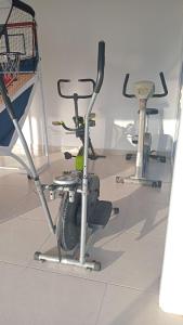 un groupe de trois vélos d'exercice dans une pièce dans l'établissement Villa Regina en Villas Camino Real cerca de las dunas de Chachalacas, à Ursulo Galván