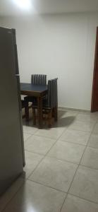 a table and a bench in a room at Departamento nuevo cerca de micro centro 4 in San Luis