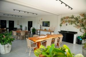 ein Wohnzimmer mit einem Holztisch und Stühlen in der Unterkunft Apto Vista Mar Área Gourmet Piscina 2 Suítes in São Bento