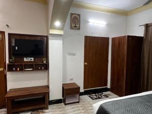 TV a/nebo společenská místnost v ubytování The Vasu Villa Stay 24 , A city Centre HomeStay + 10 fotografií