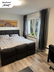 リップシュタットにあるFerienwohnung Lippstadtの大きなベッドと窓のある寝室