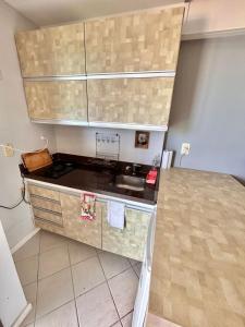 una cocina con fregadero y encimera en Ocean903, en Vila Velha 7 fotos más
