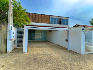 una casa con garaje y edificio en Casa Completa com Churrasqueira Wi-Fi e Garagem para 2 Carros a 400m da PRAIA Acomoda 8 Pessoas, 3 suites com Ar-Condicionado, en Piçarras