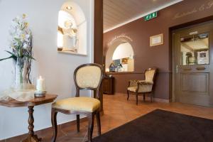 Ein Sitzbereich in der Unterkunft Hotel-Pension Melcher