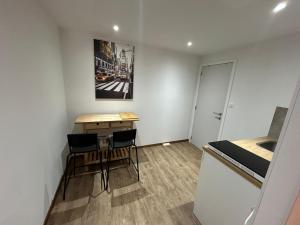 a small room with a table and two chairs at Le Loft Minimal in Huy
