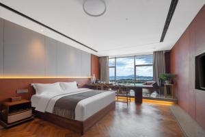 Postel nebo postele na pokoji v ubytování Xiamen Lanhai Seaview Hotel