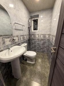 un baño con inodoro y lavabo en Nature Rock Guesthouse, en Areni
