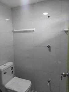 Ένα μπάνιο στο MG Rooms