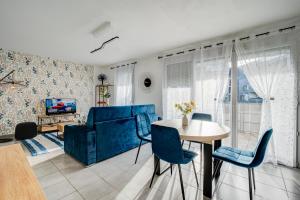 TV a/nebo společenská místnost v ubytování L Etoile de rêve-Zénith- éco quartier Cartoucherie