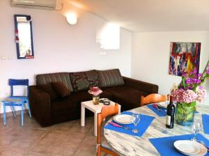- un salon avec un canapé et une table dans l'établissement Apartments Luna, à Lovran