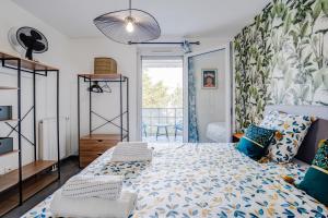 Postel nebo postele na pokoji v ubytování L Etoile de rêve-Zénith- éco quartier Cartoucherie