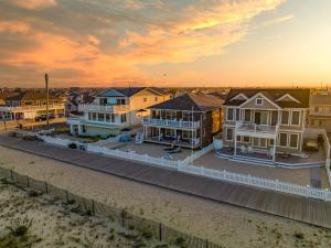 Afbeelding uit fotogalerij van Ultimate 3 Bedroom Lavallette Beachfront Rental in Lavallette