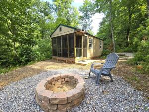 Κήπος έξω από το Tiny Home Creekside Nature Escape, Hot Shower, WIFI, Peaceful +15 φωτογραφίες