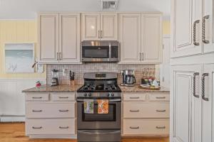 Afbeelding uit fotogalerij van Ultimate 3 Bedroom Lavallette Beachfront Rental in Lavallette