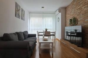 un soggiorno con un divano e un tavolo di Apartamento Tranquilo en Altorreal con WiFi a Molina de Segura
