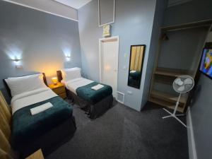 En eller flere senge i et værelse på Victorin House - All rooms are EN-SUITE