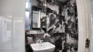Ένα μπάνιο στο Stylish 6-Bed Retreat with Parking and Jacuzzi +50 φωτογραφίες