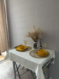 une table avec deux assiettes de nourriture dans l'établissement Ayala, à Aqtöbe