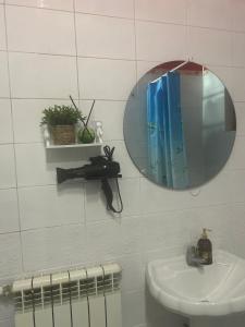 une salle de bain avec un miroir et un lavabo dans l'établissement Ayala, à Aqtöbe