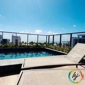 een zwembad bovenop een gebouw bij Summer Flat 208 in Ilha da Restinga +8 foto's