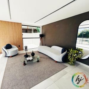 een slaapkamer met een bed, een tafel en een bank bij Summer Flat 208 in Ilha da Restinga