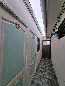 a hallway of a building with a door at El chalet del Gato, Loft en hermoso barrio central Viña del Mar in Viña del Mar