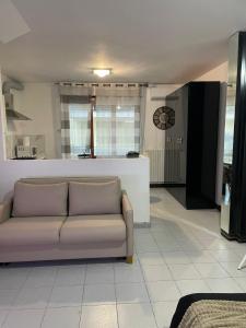 a living room with a couch and a kitchen at stelle in Villa Rosa