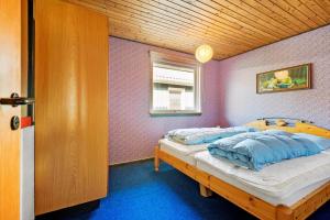 a bedroom with two beds and a window at FAN070-Fano-Nybyvej-58-B in Fanø