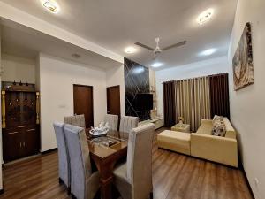 ein Wohnzimmer mit Tisch und Couch in der Unterkunft Canterbury Golf line Residence - The Luxurious Stay in Gonapola