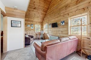 Χώρος καθιστικού στο Brook Haven Cabin