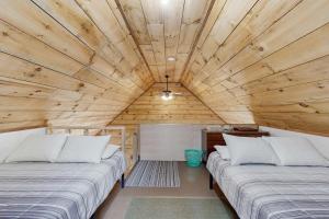 Ένα ή περισσότερα κρεβάτια σε δωμάτιο στο Brook Haven Cabin