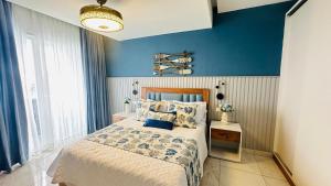 ボカ・チカにあるBoca Beach Residence 303のベッドルーム1室(青い壁、枕付きのベッド1台付)