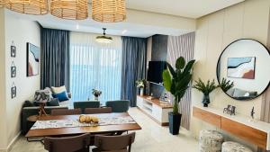 ボカ・チカにあるBoca Beach Residence 303のテーブルとダイニングルームのあるリビングルーム