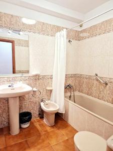 Ένα μπάνιο στο Comfortable centrally located apartment +14 φωτογραφίες
