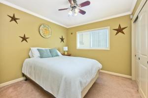 1 dormitorio con 1 cama con estrellas en la pared en Bay Breeze, en Lido Isle