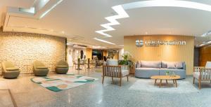 リオデジャネイロにあるHotel Nacional Inn Rio Copacabanaのソファと椅子が備わる病院のロビー +64枚の写真