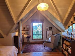 Et opholdsområde på Stone Cottage With Sea Views