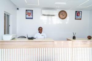 レッキにあるArzumiの職場の窓口に座る男