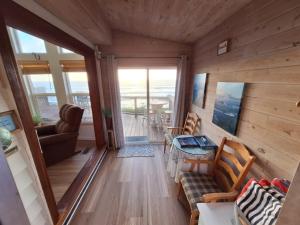 Χώρος καθιστικού στο Ocean Front Cabin 11 W Jacuzzi & Superb Views