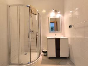 サンタ・マリアにあるBoho Chic Relax City Center Beachのシャワーと洗面台を備えた白いバスルーム +10枚の写真