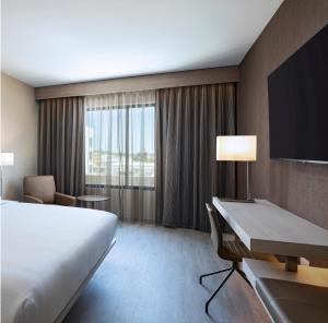 Ένα ή περισσότερα κρεβάτια σε δωμάτιο στο AC Hotel by Marriott Waco Downtown