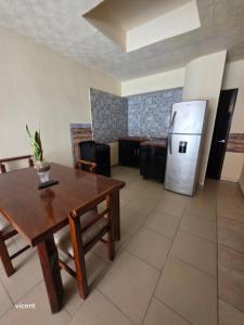 une cuisine avec une table et un réfrigérateur dans l'établissement Casa linda y privada, à San Cayetano 16 autres photos