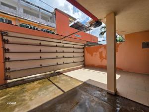 une pièce vide avec une porte de garage sur un bâtiment dans l'établissement Casa linda y privada, à San Cayetano