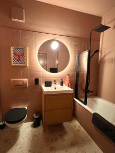 a bathroom with a sink and a toilet and a mirror at Atelier Noé NOIR - Kunstvoll Wohnen - Wunderbares Frühstück möglich - Ruhig und nah am Zentrum - in Chemnitz +21 photos