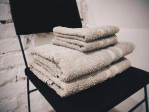 a stack of towels sitting on a table at CasaAzul Moderna&Confortável Campinas in Campinas +39 photos