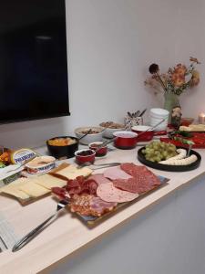 Una mesa con carne y otros alimentos sobre ella. en HunGasthaus 01, en Mariazell
