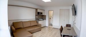 una sala de estar con un sofá y una mesa en HunGasthaus 01, en Mariazell 1 foto más