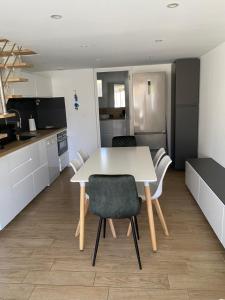 cocina con mesa blanca y sillas en Villa Club 4 pers, en Sanary-sur-Mer